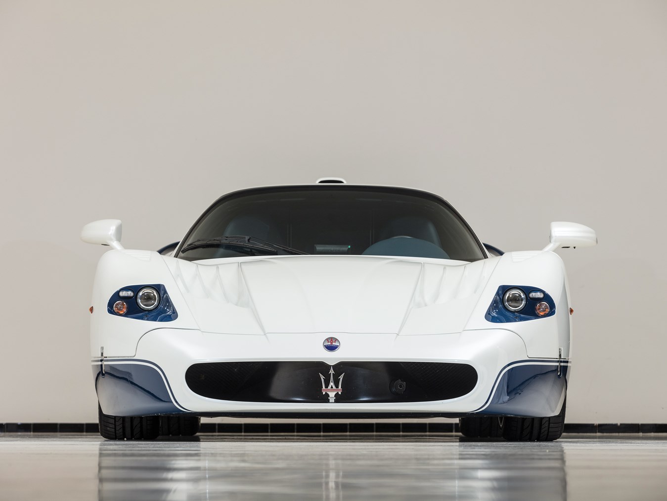 maserati mc12 2005 auction paris supercar supercarreport