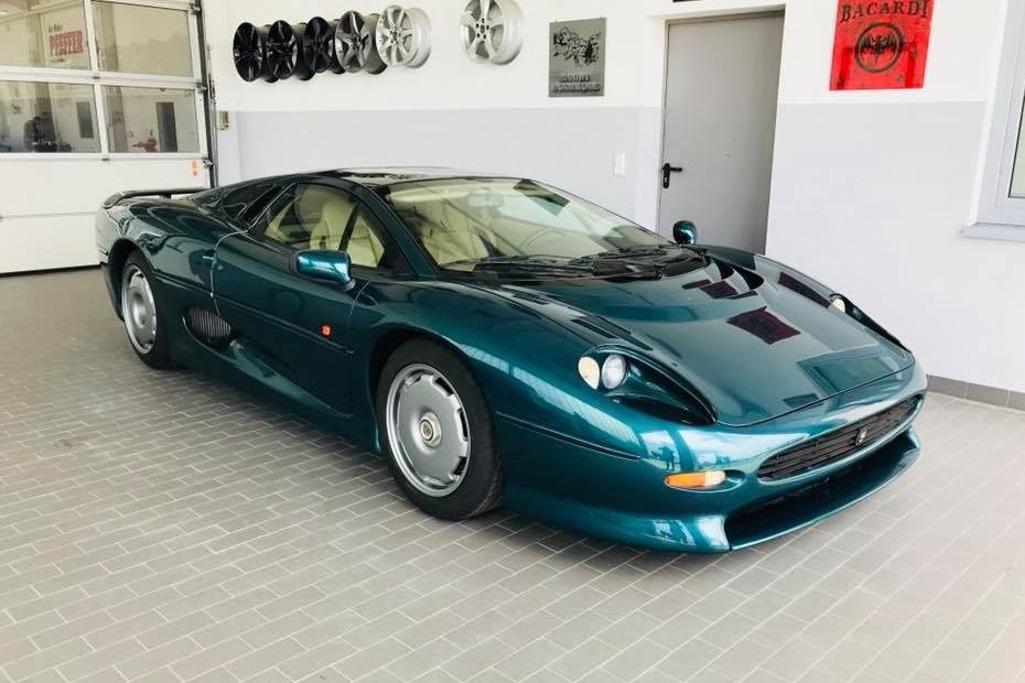 Jaguar XJ 220